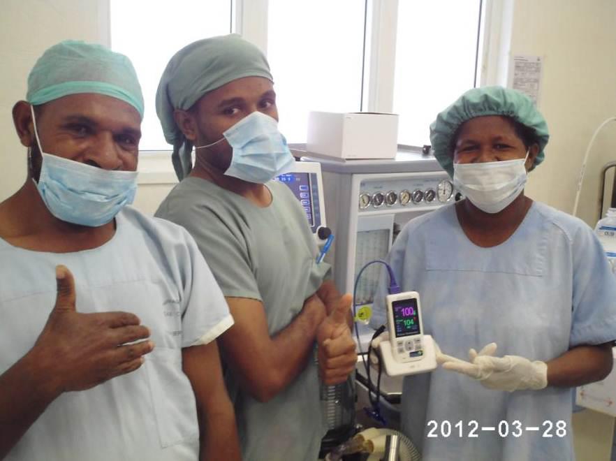 Papua New Guinea_surgical team with oximeter